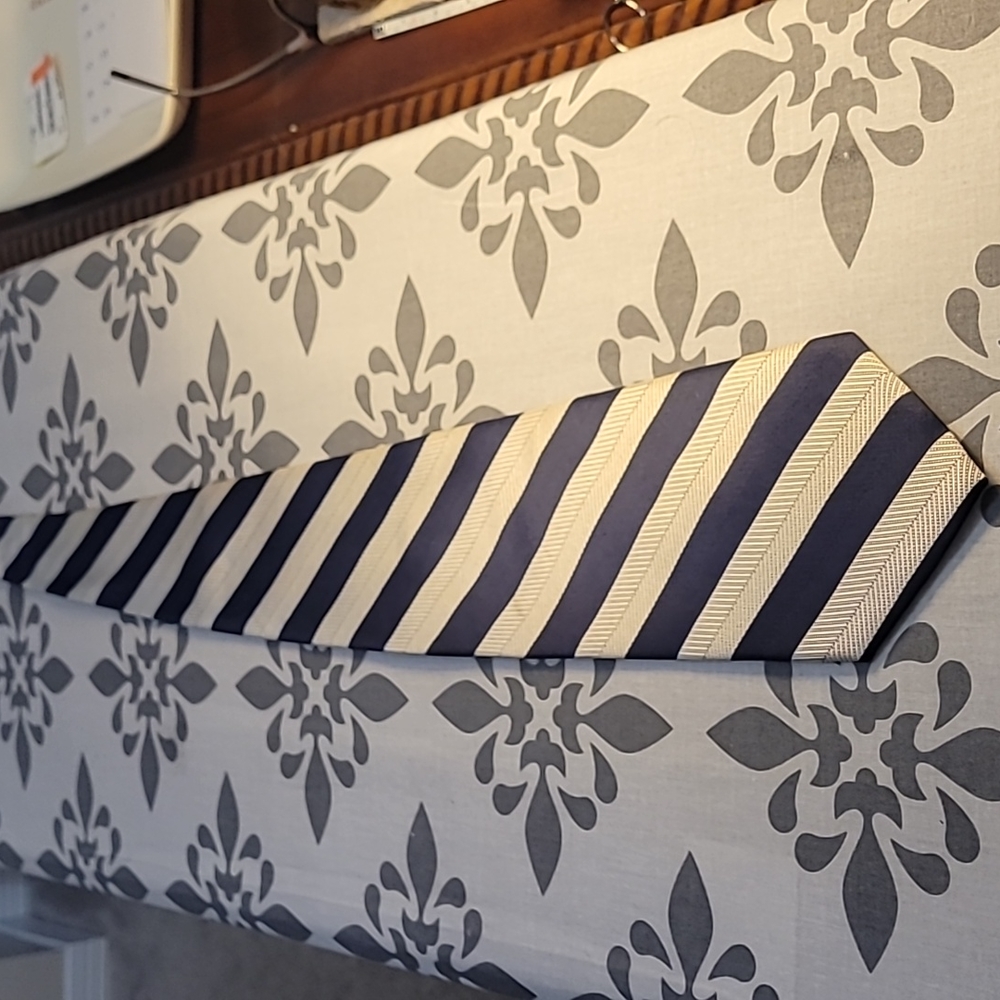 Milano Moda Navy and Gold Silk Tie